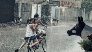 【画像】ベトナムの女学生、大雨で下着がスケスケｗｗｗｗｗｗｗｗｗｗｗｗ