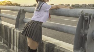 【画像】関東民、このレベルのスカート短い制服女子を毎日見れてしまうｗｗｗ