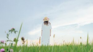 【動画】吉岡里帆さん、裸みたいな格好で草原を駆け回ってしまうｗｗｗ