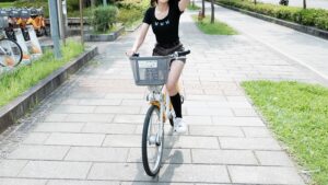 【画像】自転車に乗ってうっかりパンチラしちゃう女の子ｗｗｗ