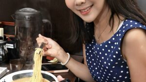 【画像】乳だしノーブラ女、ついにラーメン屋に出没ｗｗｗｗｗｗｗｗｗｗ