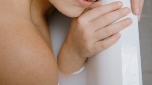 【画像】ドスケベ女さん、お風呂場で生々しい全裸ヌードを晒してしまうｗ