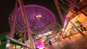 【画像】女さん、ドスケベ過ぎる衣装で遊園地行って炎上ｗｗ