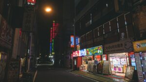 【画像】ゲーセン女店員さん、職場でスケベな格好させられてしまうｗｗｗｗ