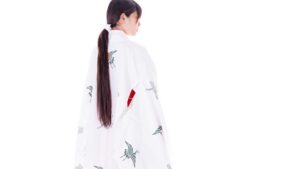 【画像】巫女さんてこんな露出してたっけ？ｗｗ