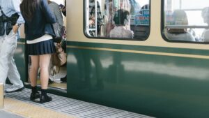 【画像】パンツ見えそうなドスケベJK、電車に乗るｗｗｗｗｗｗｗｗｗｗｗｗｗｗｗｗｗｗ