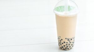 【画像】パンツ丸出しでタピオカを飲むJKが見つかるｗ