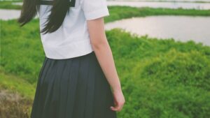 【画像】田舎JK3人組、強風に煽られ3人同時にパンチラしてしまうｗｗｗ