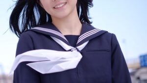 【動画】強風でパンティがあらわになるミニスカ制服女子ｗｗ