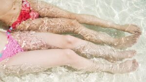 【画像】ドスケベ母娘、プールでぷるんぷるんｗｗｗｗ