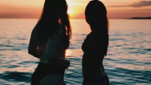 【画像】エッチすぎる水着姿の親子が見つかってしまうｗｗｗｗｗｗｗｗ