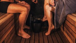 【画像】汗だく巨乳女子さん、密室サウナで男たちを勃起させてしまうｗｗｗｗｗｗ