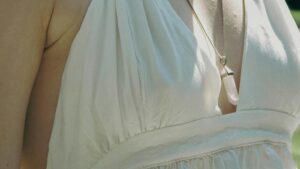 【画像】暑すぎてノーブラで出歩く女さん、テレビに映ってしまうｗｗｗｗ