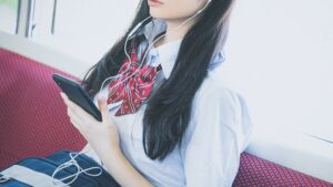 【画像】電車JK「わざとパンチラして向かいのおっさん勃起させたろｗ」