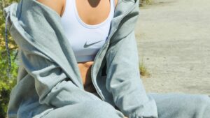【画像】競技場で隅でお着替えするジャージ姿の女の子、丸見えｗｗｗ