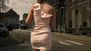 【画像】スケスケの服を着て街中を歩く、あたシコ女ｗｗｗｗｗｗｗｗ