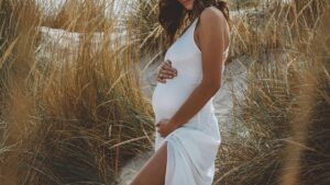 【画像】妊婦さん、ドスケベな格好で外出してしまうｗｗｗ