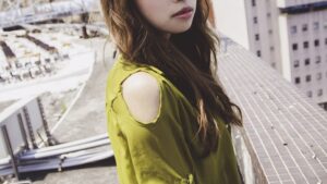 【画像】デカ乳女さん、そこかしこにおっぱいを乗っけてしまうｗｗｗｗ