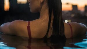 【画像】ナイトプールで爆乳、大ハシャギｗｗｗ