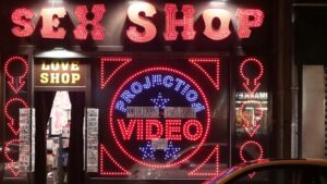 【動画】エロビデオ屋で遭遇するラッキースケベｗｗｗｗ