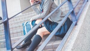 【画像】階段にラッキースケベのパンチラJK座ってるｗｗｗｗ