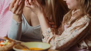 【画像】巨乳娘「巨乳ママとディナーに来たよ！」パシャｗｗ