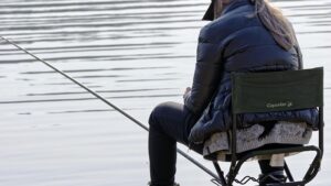 【画像】巨乳美女、エッチな格好で釣りをしてしまうｗｗｗｗ