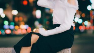 【画像】深夜の歌舞伎町で酔い潰れているギャル、おっさんに持ち帰られるｗｗ