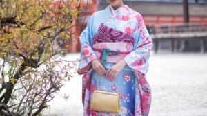 【画像】マッマ、七五三で陰裂丸出しの服で写真を撮ってしまうｗｗｗ