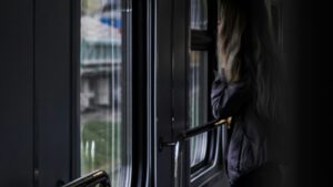 【画像】電車で胸チラする美人お姉さんの乳首ｗｗｗｗ