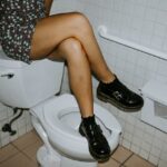 【画像】女さん、トイレでおしっこ中の姿を盗撮されるｗｗｗｗ