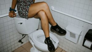 【画像】女さん、トイレでおしっこ中の姿を盗撮されるｗｗｗｗ