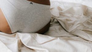 【画像】JKの濡れ染みおパンティーｗｗｗ