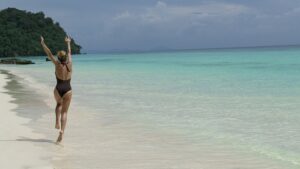 【画像】海にこういうドスケベ水着着てくる女ｗｗｗｗ