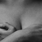 【画像】巨乳熟女の手ブラおっぱい、エロすぎるｗｗｗ