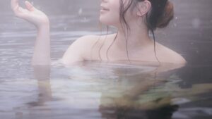 【画像】昔の温泉中継、女子アナが乳首丸出し全裸でエロすぎるｗｗｗ