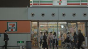 【画像】コンビニ店員がパンチラｗｗｗ