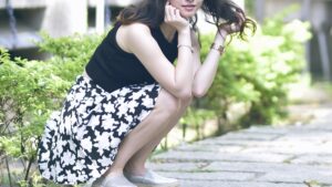 【画像】女のうんこ座り姿がエロすぎるｗｗｗ