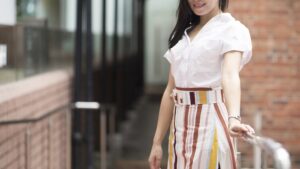 【画像】このおばさんのお○ぱい服の上から揉みたい？