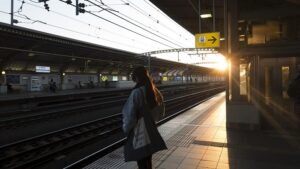 【動画】ノーブラ女さん、Hな服装で駅の中を散歩してしまうｗｗｗ