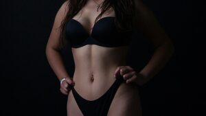 【画像】グラビアアイドルさん、新技「めくりぱんつ」を編み出し話題ｗｗｗｗ