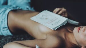 【画像】上半身裸でシコらせにくる女ｗｗｗｗｗ