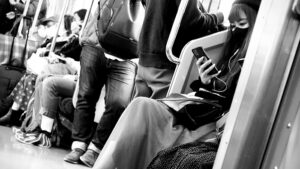 【画像】超人気セクシー女優でも電車通勤かよｗｗｗｗｗ