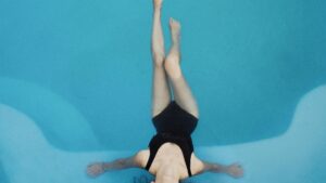 【画像】競泳水着の女の子二人、ゼリー寄せにされるwww