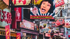 【画像】大阪にエッチな格好をした女性が現れるｗｗｗｗ