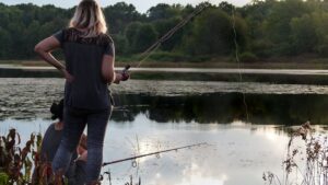 【画像】美人ユーチューバーとんでもない格好で釣りをしてしまう