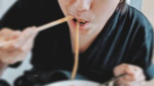 【画像】焼きそば食うムチムチ水着巨乳女ｗｗｗ