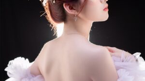 【画像】元アイドルの半分裸みたいなドレス姿ｗｗ