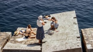 【画像】巨乳大学生まんさん水着ではしゃぐ