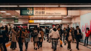 【画像】渋谷駅にほぼ裸の女ｗｗｗ